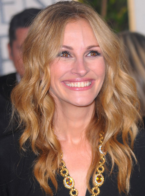 Julia Roberts's Long Loose Hairstyle with Waves at 2010 Golden Globe Awards