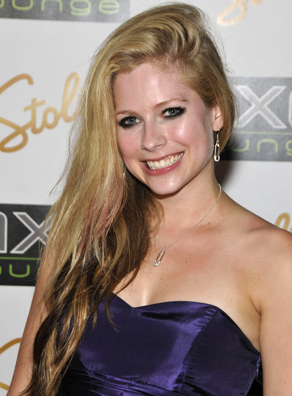 Avril Lavigne's Long Wavy Side-parted Hairstyle