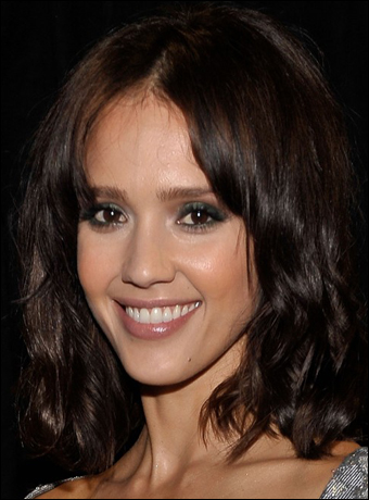 Jessica Alba's Shoulder Length Hairstyle with Waves at 2010 People’s Choice Awards