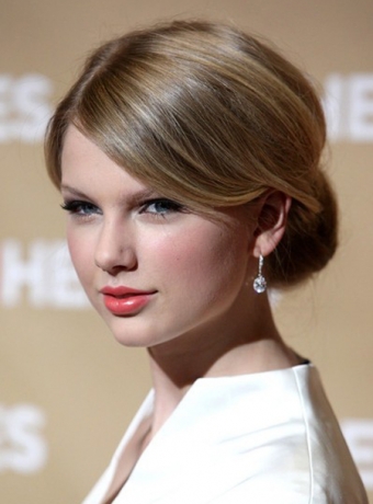 taylor swift style hair. Taylor Swift#39;s Smooth Updo