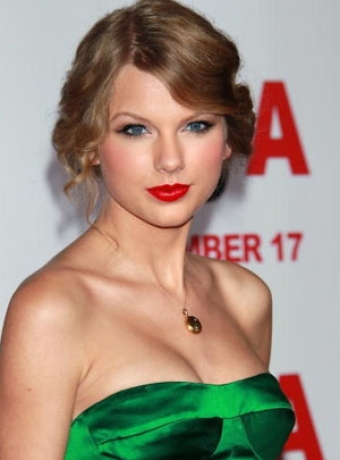 taylor swift with curly hair. taylor swift curly hair