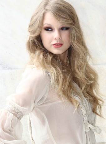 taylor swift curly hairstyles. Taylor Swift#39;s Wavy Hairstyle